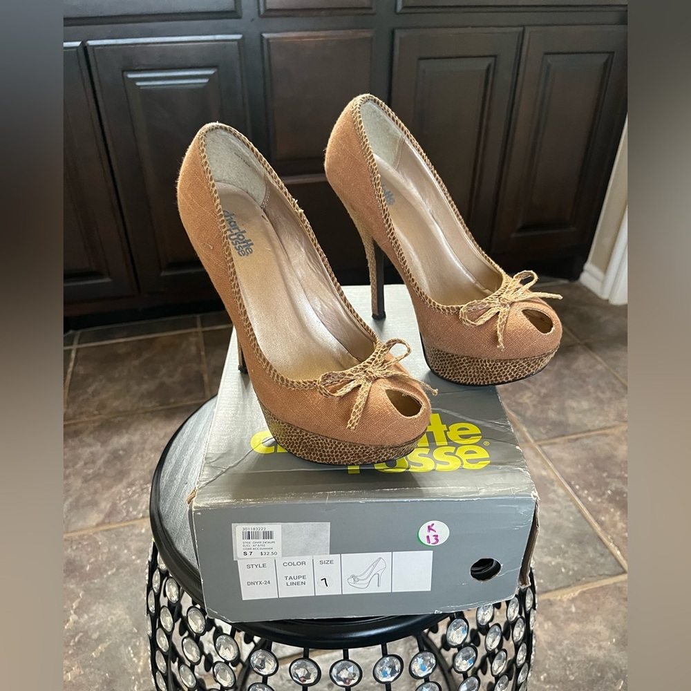 Onyx shoes, style number DNYX-24, in the color Taupe Linen, size 7